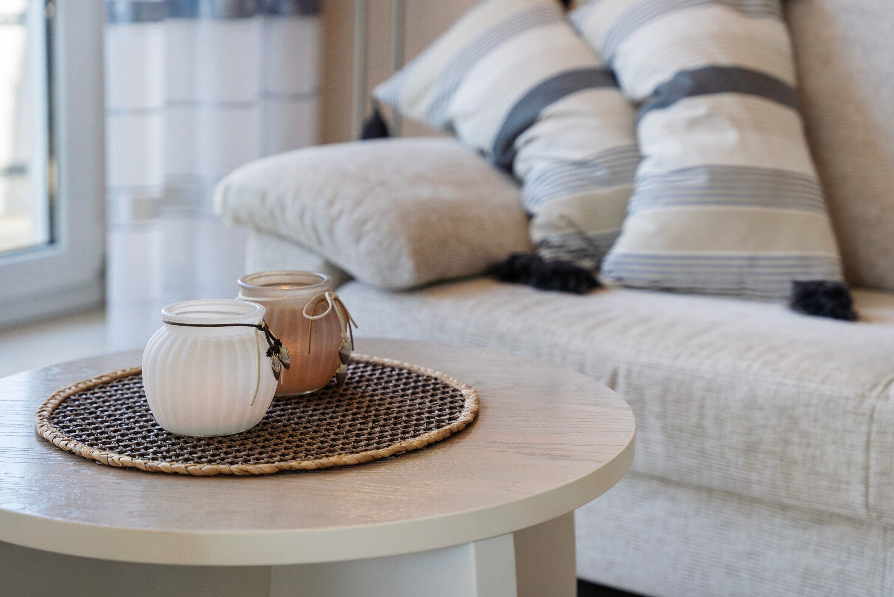 Televisión, chimenea, reproductor de DVD y estéreo 