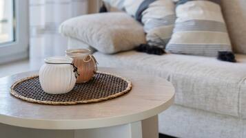 Televisión, chimenea, reproductor de DVD y estéreo