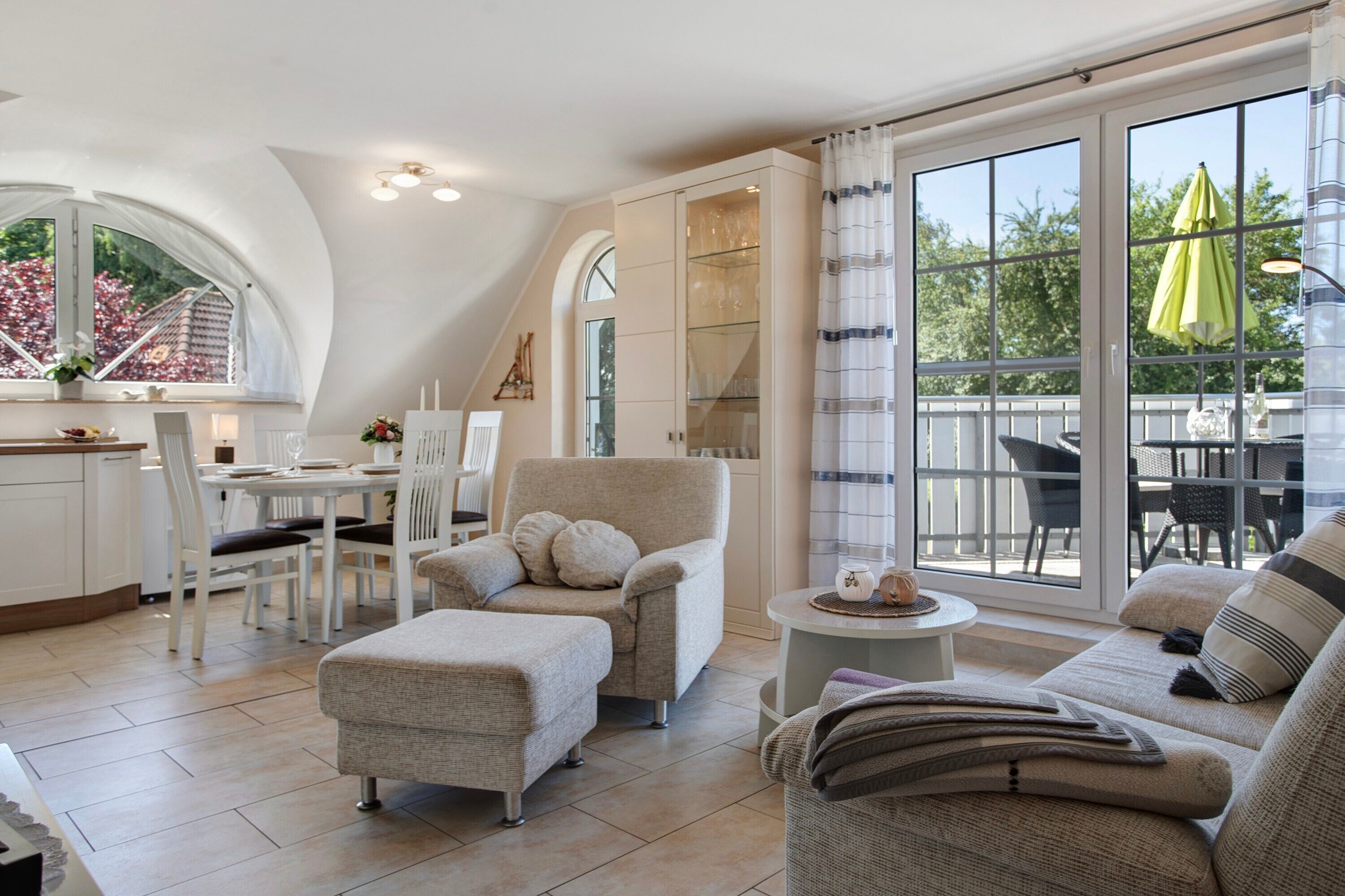 Televisión, chimenea, reproductor de DVD y estéreo 