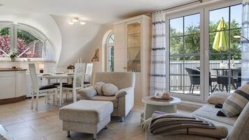 Televisión, chimenea, reproductor de DVD y estéreo