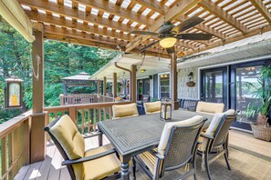 Outdoor dining - Lakefront Blairsville House w/ Game Room & Hot Tub (Blairsville)