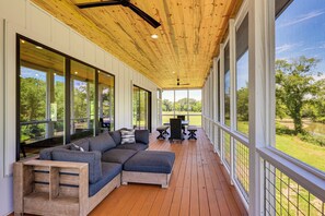 Outdoor dining - Riverfront Murfreesboro Cabin w/ Fire Pit (Nashville)