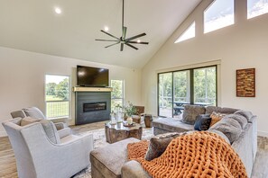 TV, fireplace - Riverfront Murfreesboro Cabin w/ Fire Pit (Nashville)