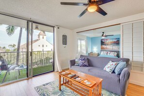 TV - Kailua-Kona Condo w/ Balcony: Walk to the Beach! (Kailua-Kona)