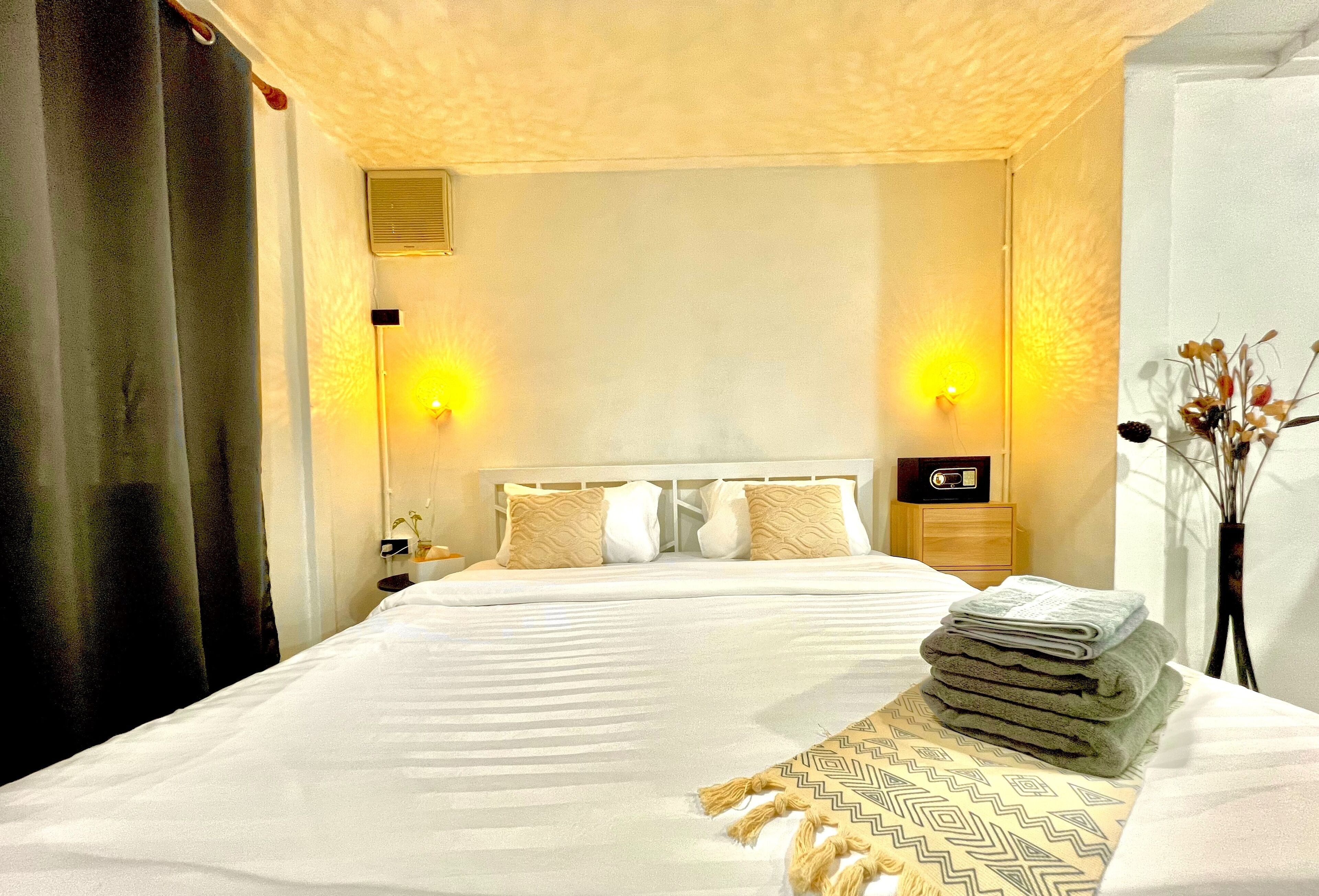 4 bedrooms, iron/ironing board, WiFi, bed sheets