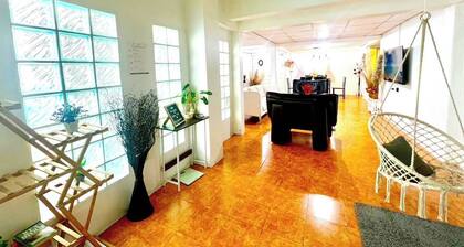5 bedroom Family Friendly House Huai Khwang Bangkok