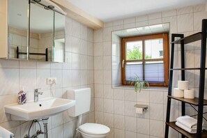 Douche, sèche-cheveux, serviettes fournies