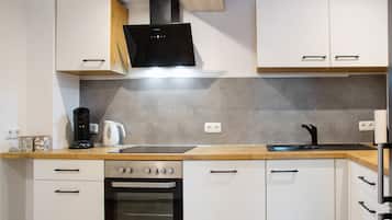 Frigorifero, forno, piano cottura, lavastoviglie