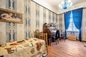 1 habitación, tabla de planchar con plancha, wifi gratis y ropa de cama 