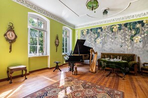 Interior - Apartment 'Ferienwohnung Im Landschloss' with Shared Terrace, Shared Garden and Wi-Fi (Calau)