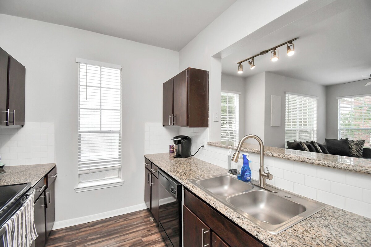 Photo 9 of Stylish 3 Bd W/ Pool & Gym NRG Rodeo HTX Med Centr