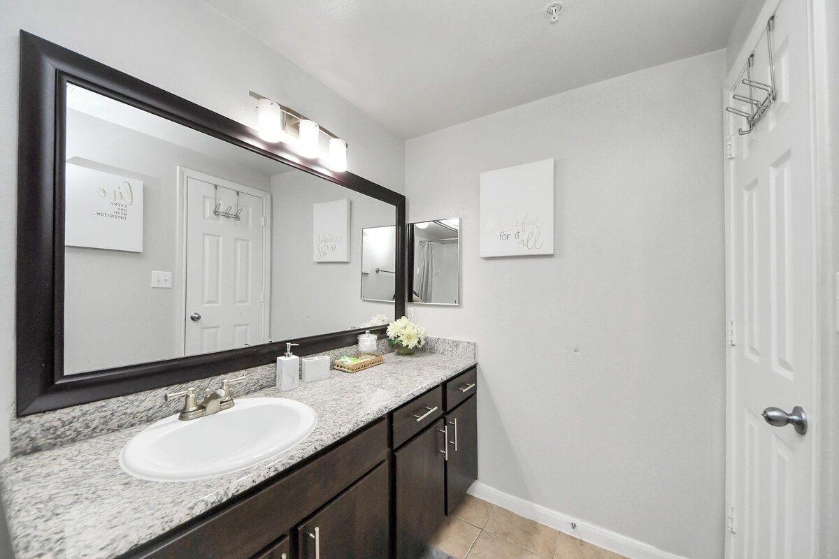 Photo 17 of Stylish 3 Bd W/ Pool & Gym NRG Rodeo HTX Med Centr