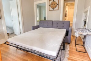 1 Schlafzimmer, Schreibtisch, Bügeleisen/Bügelbrett, Reisekinderbett