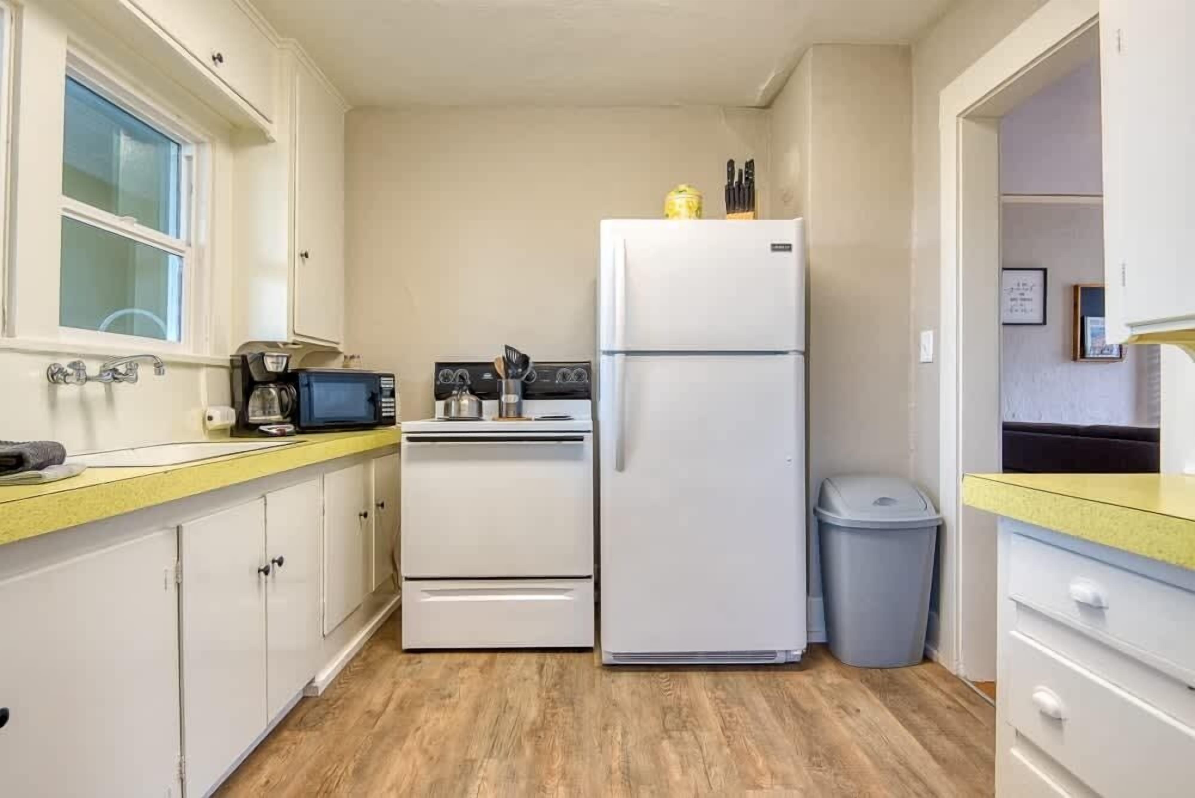 Jääkaappi, mikroaaltouuni, uuni, liesi