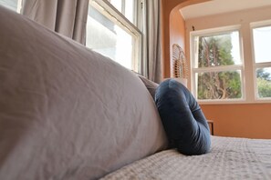 1 habitación, escritorio, tabla de planchar con plancha y cuna de viaje 