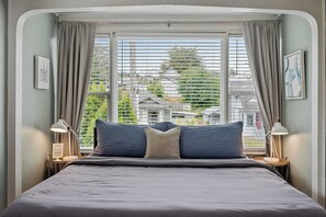1 habitación, escritorio, tabla de planchar con plancha y cuna de viaje 