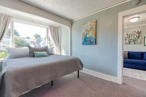 1 chambre, bureau, fer et planche à repasser, lit parapluie