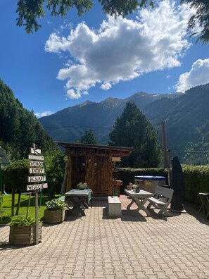 Outdoor dining - Studio Apartment 'Pepper' with Mountain View, Private Garden and Wi-Fi (Stall)