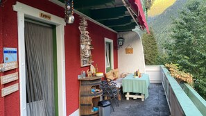 Outdoor dining - Studio Apartment 'Pepper' with Mountain View, Private Garden and Wi-Fi (Stall)