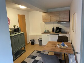 Een koelkast, een magnetron, een oven, een kookplaat