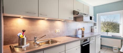 Réfrigérateur, four à micro-ondes, un four, surface de cuisson
