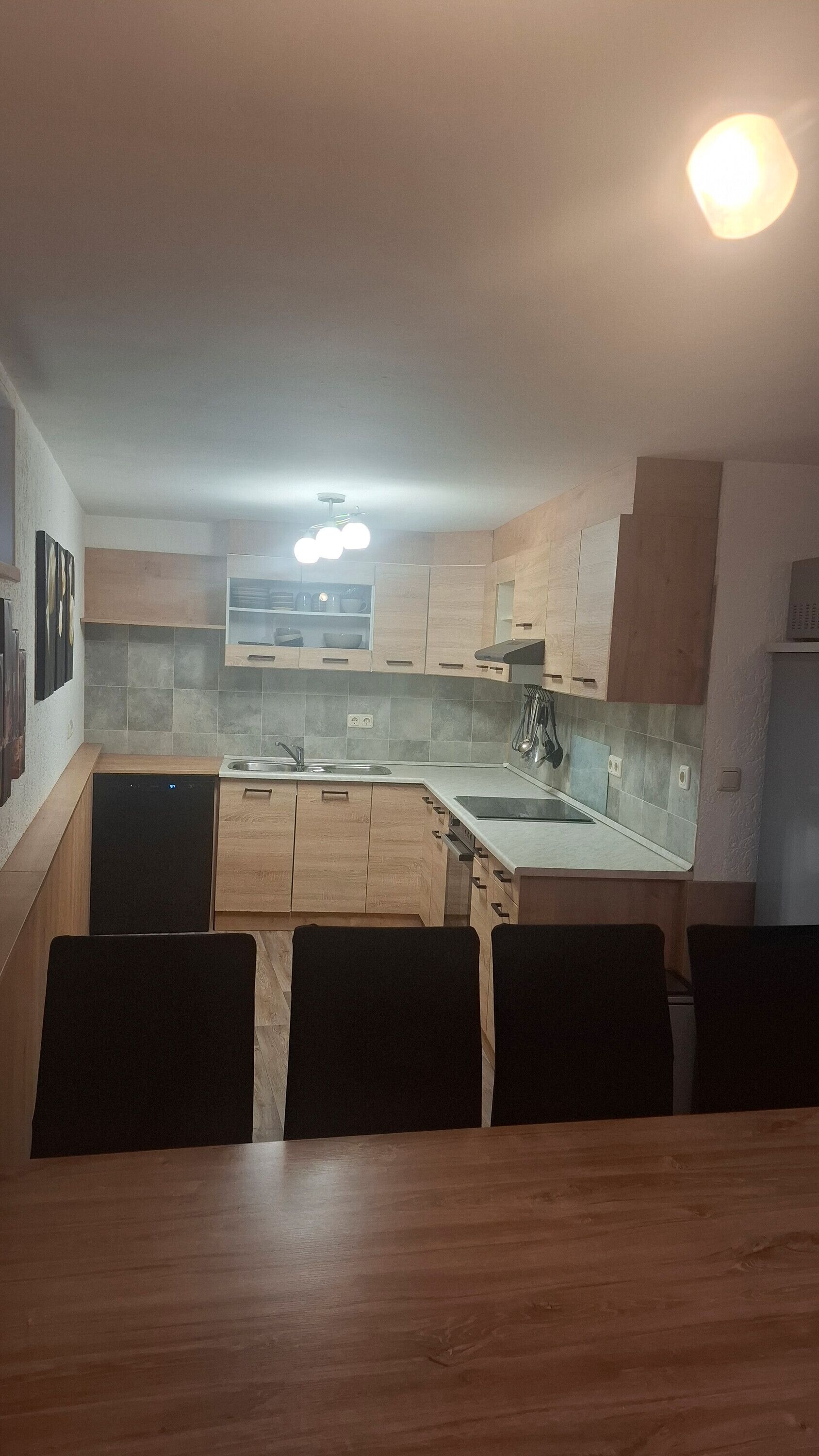 Køleskab, mikrobølgeovn, ovn, kogeplade