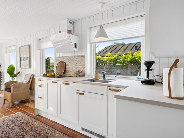 Fridge, oven, dishwasher, cookware/dishes/utensils