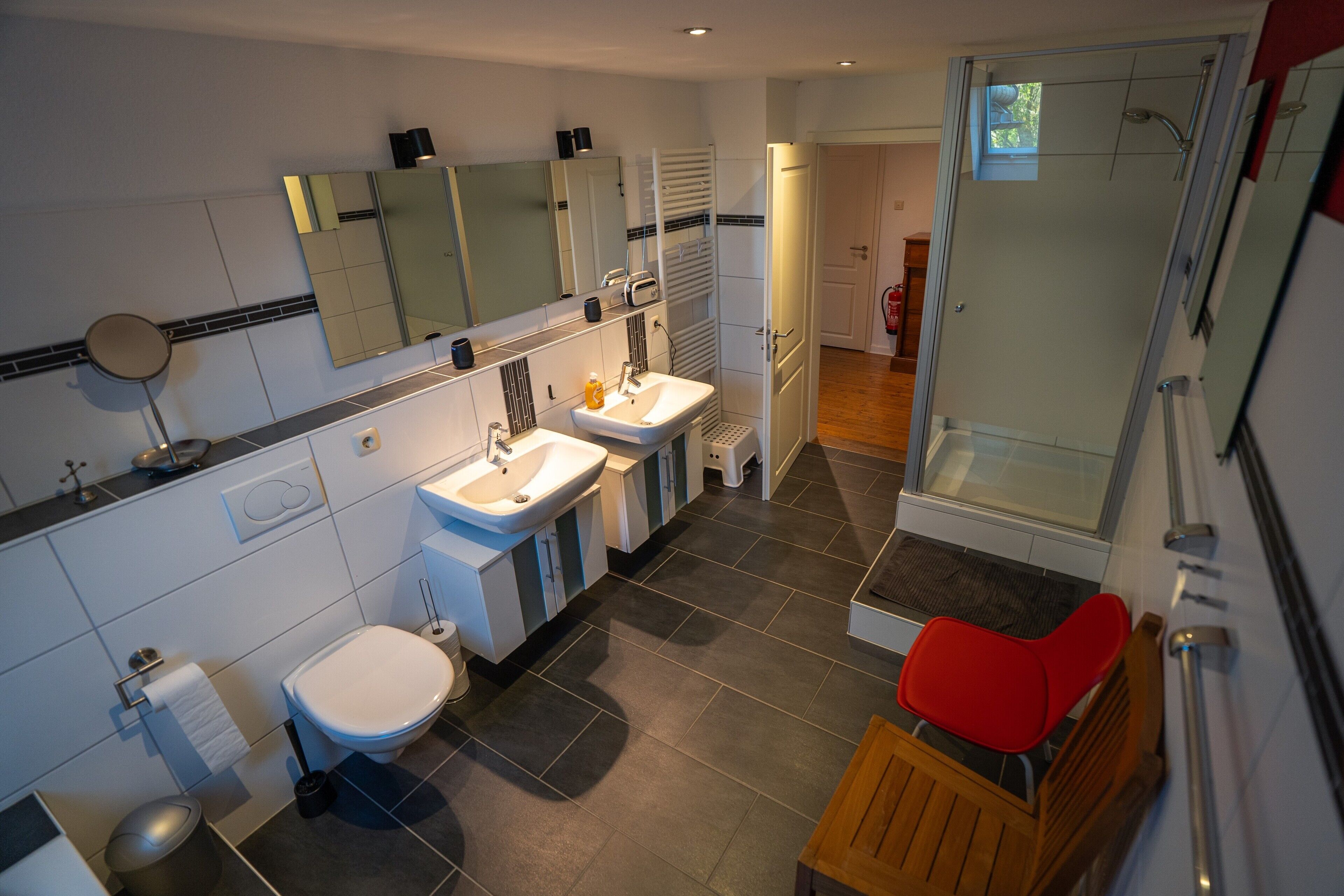 Douche, articles de toilette gratuits, sèche-cheveux