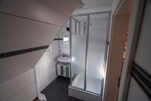 Regadera, amenidades de baño gratuitas, secadora de cabello, toallas 