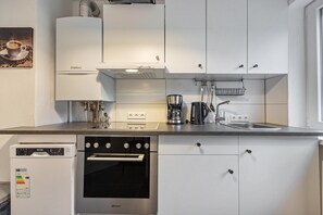 Een koelkast, een oven, een kookplaat, een vaatwasser