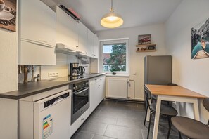 Refrigerador, horno, parrilla de estufa y lavavajillas 