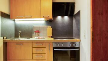 Kühlschrank, Ofen, Herdplatte, Wasserkocher mit Kaffee-/Teezubehör