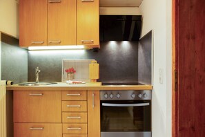 Fridge, oven, stovetop, coffee/tea maker