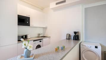 冷蔵庫、電子レンジ、オーブン、コンロ