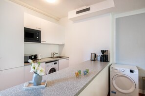 Fridge, microwave, oven, stovetop - Apartment 'In Mecklenburg' with Wi-Fi (Malchin)