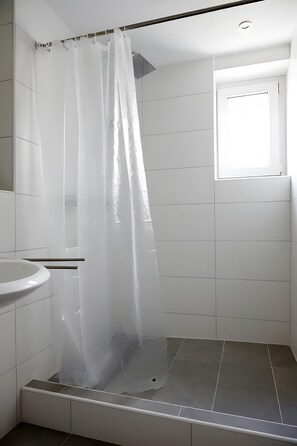 Een douche, een haardroger, handdoeken