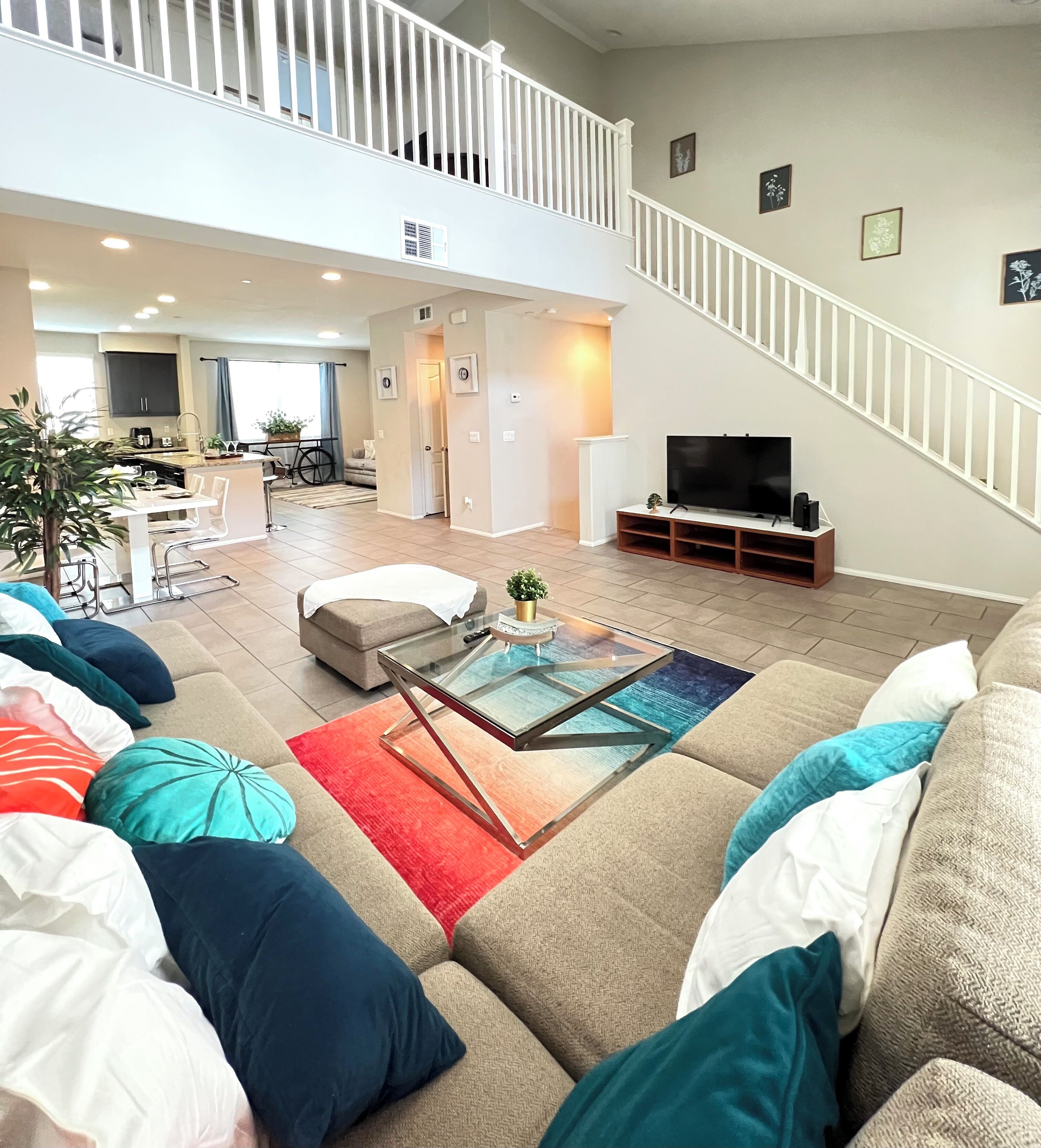 Charming townhome with 2 bedrooms Sleek Modern Close to Beach SH2