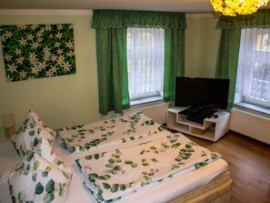1 bedroom, free WiFi, bed sheets - Apartment 'Damwildhof Blievenstorf- Ferienhaus' with Private Garden and Wi-Fi (Blievenstorf)