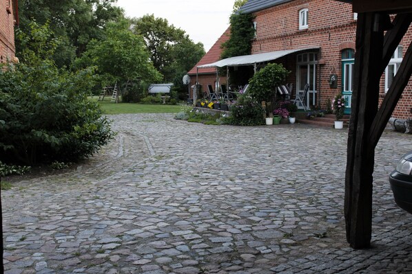 Property grounds - Apartment 'Damwildhof Fewo Zur Linde' with Shared Garden and Wi-Fi (Blievenstorf)