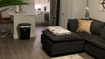 Een smart-tv en een computerscherm