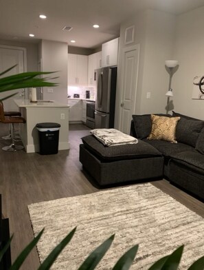 Een smart-tv en een computerscherm