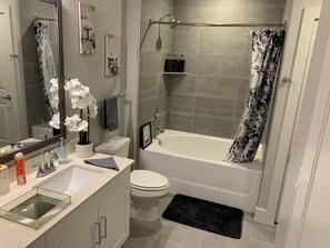 Een haardroger, handdoeken, zeep, shampoo