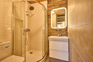 Douche, séchoir à cheveux, serviettes fournies