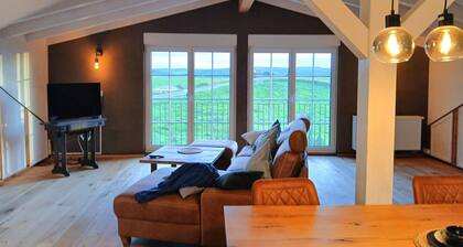 Landhaus 'Hof Sorgenfrei' mit Bergblick, WLAN und Klimaanlage