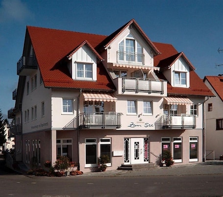 外観. Apartment 'Gästehaus Zum See' with Balcony and Elevator