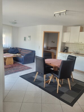 Dining - Apartment 'Gästehaus Zum See' with Balcony and Elevator (Bad Buchau)