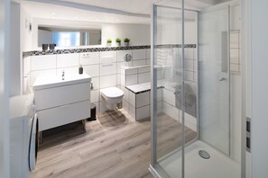 Shower, hair dryer, towels - Apartment 'Omi Anni' with a view of the market square, Private Terrace and Wi-Fi (Schlitz)