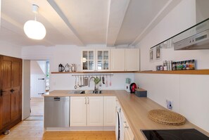 Fridge, microwave, oven, stovetop - Apartment 'Omi Anni' with a view of the market square, Private Terrace and Wi-Fi (Schlitz)