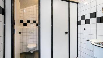 Douche, serviettes fournies, savon