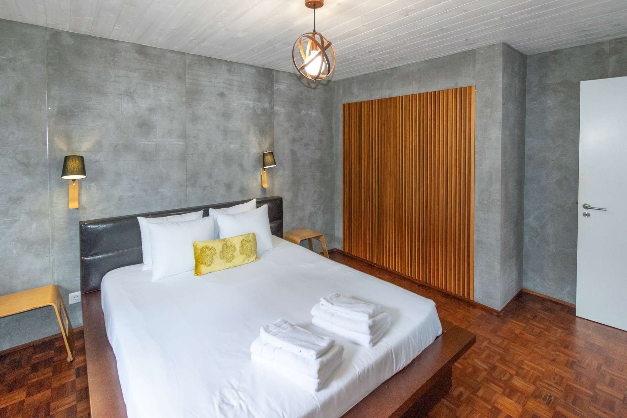 4 bedrooms, desk, iron/ironing board, WiFi